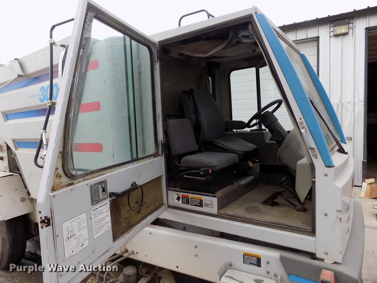 image for item FA9531 1997 Johnston 3000 street sweeper truck