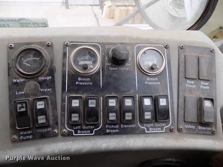 image for item FA9531 1997 Johnston 3000 street sweeper truck