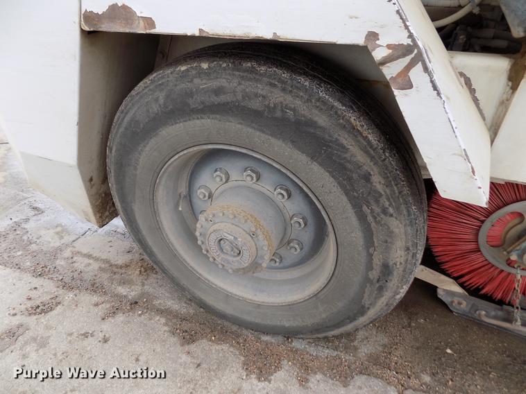 image for item FA9531 1997 Johnston 3000 street sweeper truck