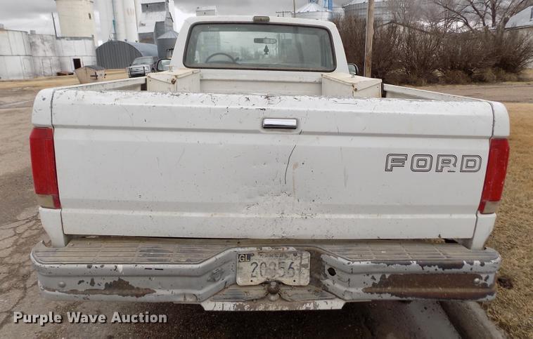 image for item FA9533 1993 Ford F150 XL pickup truck