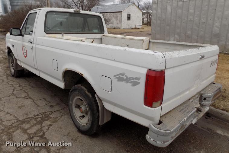 image for item FA9533 1993 Ford F150 XL pickup truck