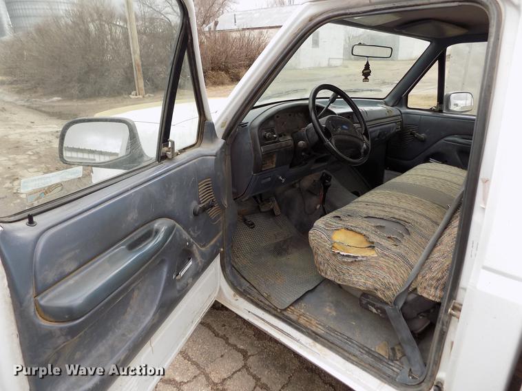 image for item FA9533 1993 Ford F150 XL pickup truck