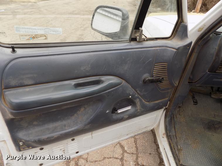 image for item FA9533 1993 Ford F150 XL pickup truck