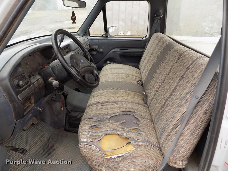 image for item FA9533 1993 Ford F150 XL pickup truck