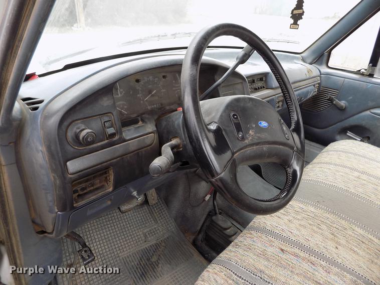 image for item FA9533 1993 Ford F150 XL pickup truck