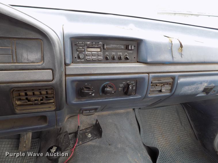 image for item FA9533 1993 Ford F150 XL pickup truck