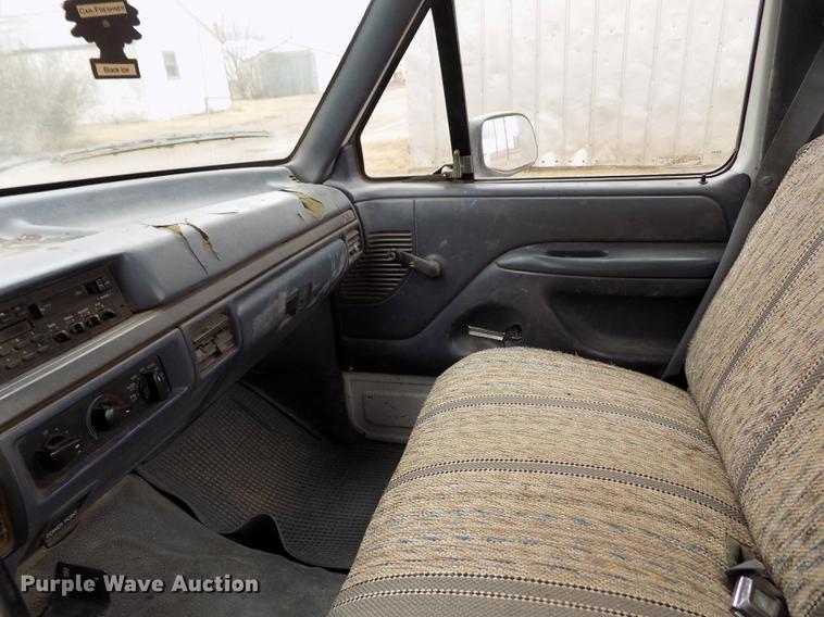 image for item FA9533 1993 Ford F150 XL pickup truck