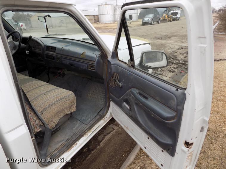 image for item FA9533 1993 Ford F150 XL pickup truck