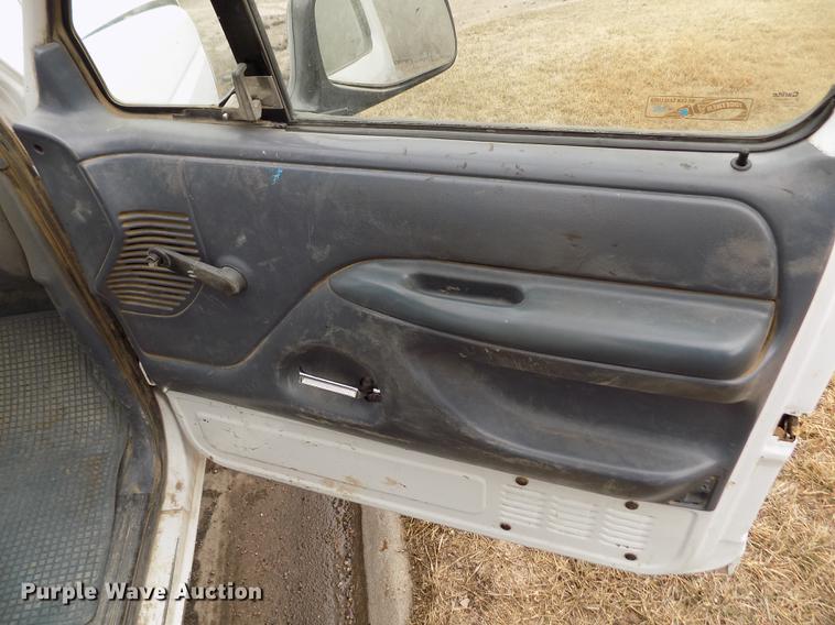 image for item FA9533 1993 Ford F150 XL pickup truck