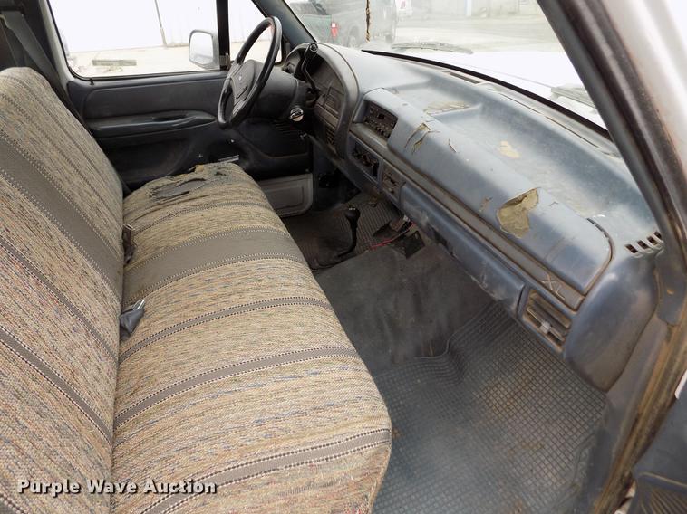 image for item FA9533 1993 Ford F150 XL pickup truck