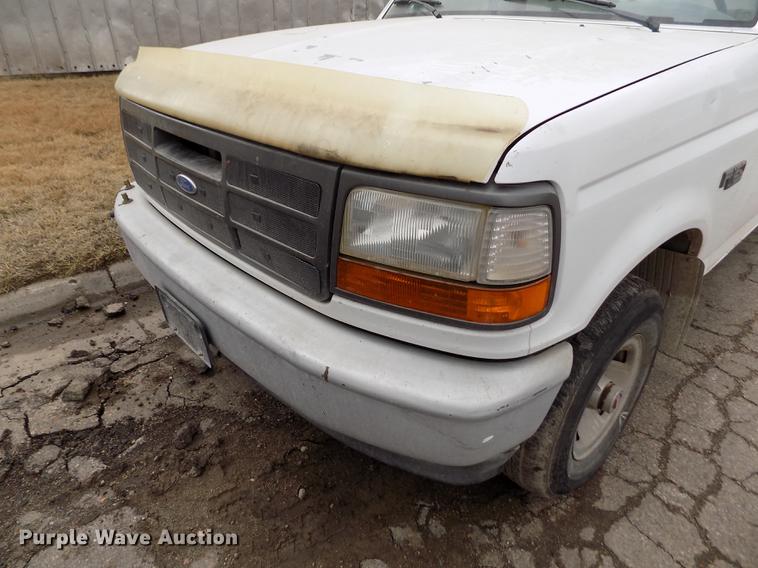image for item FA9533 1993 Ford F150 XL pickup truck