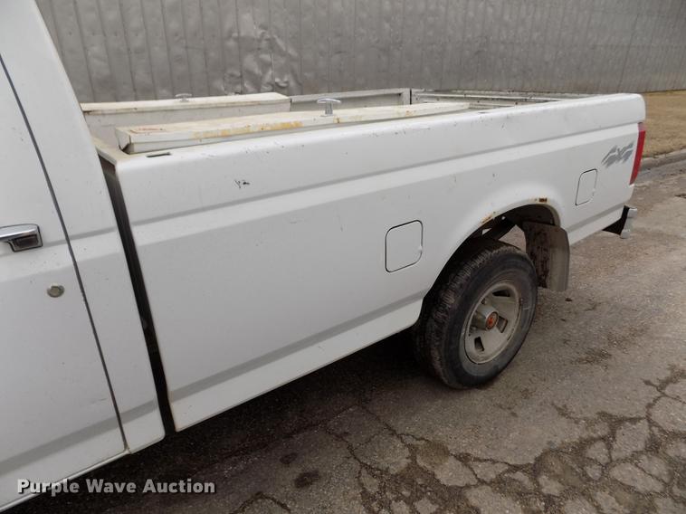 image for item FA9533 1993 Ford F150 XL pickup truck