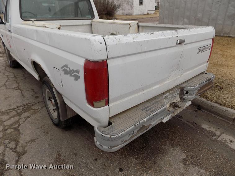 image for item FA9533 1993 Ford F150 XL pickup truck