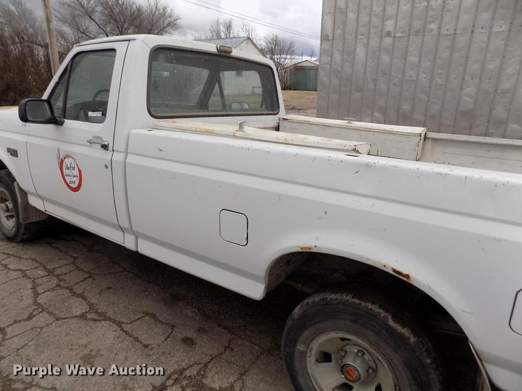 image for item FA9533 1993 Ford F150 XL pickup truck