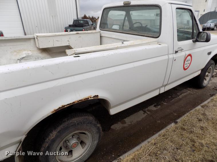 image for item FA9533 1993 Ford F150 XL pickup truck