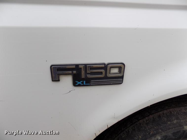 image for item FA9533 1993 Ford F150 XL pickup truck