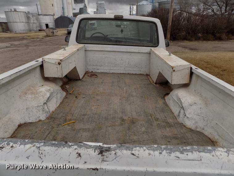 image for item FA9533 1993 Ford F150 XL pickup truck