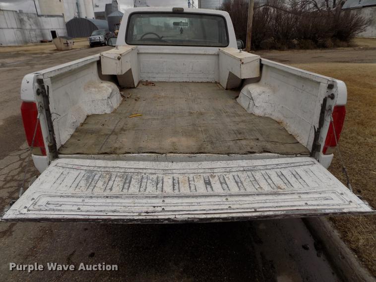 image for item FA9533 1993 Ford F150 XL pickup truck