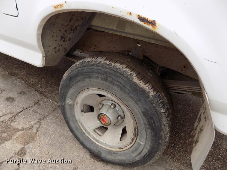 image for item FA9533 1993 Ford F150 XL pickup truck