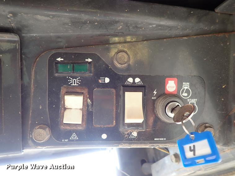 image for item FN9764 2001 New Holland LS180 skid steer