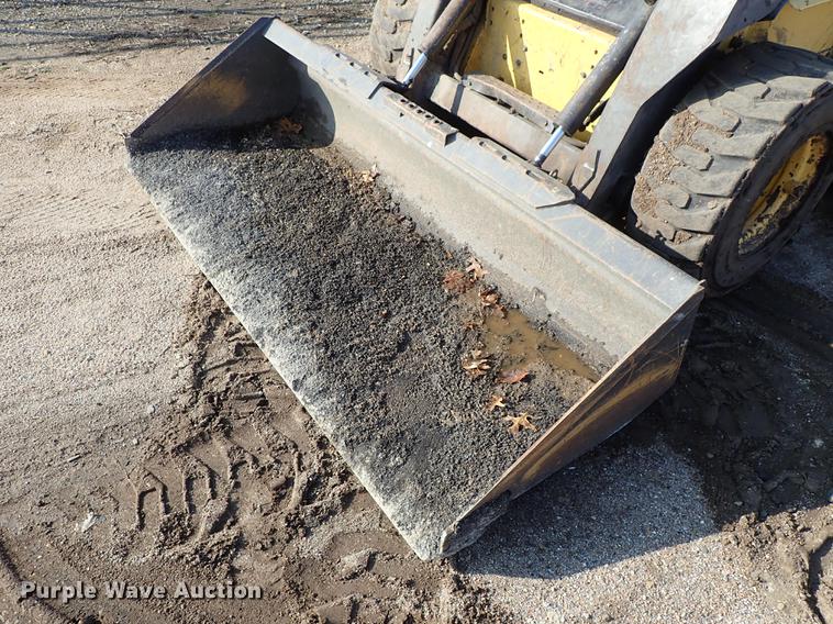 image for item FN9764 2001 New Holland LS180 skid steer