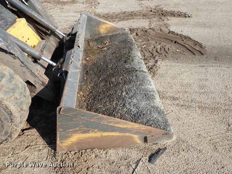 image for item FN9764 2001 New Holland LS180 skid steer