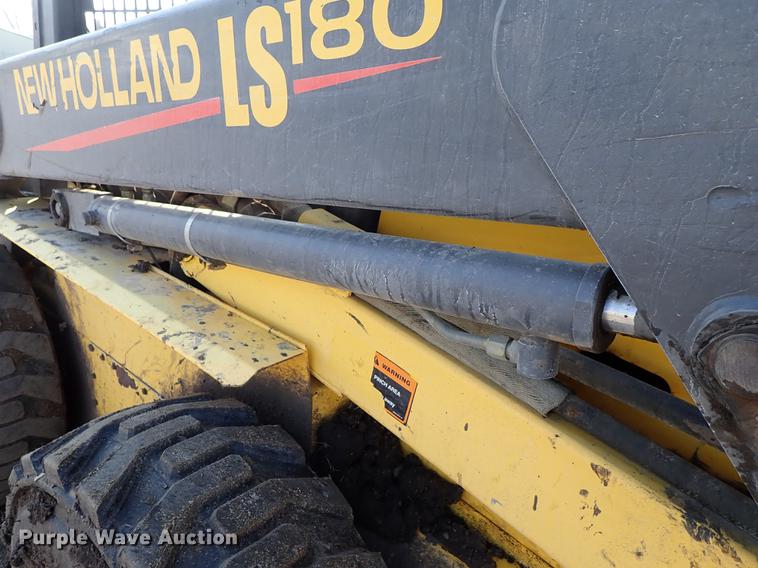 image for item FN9764 2001 New Holland LS180 skid steer