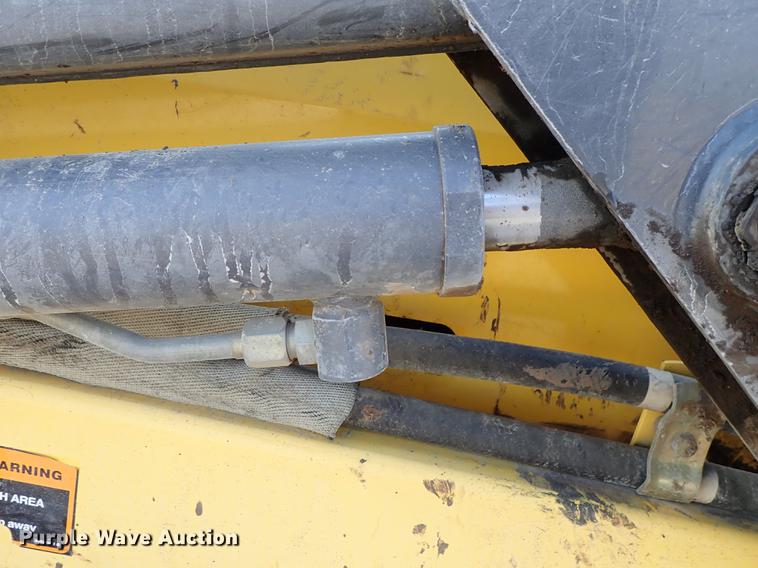 image for item FN9764 2001 New Holland LS180 skid steer