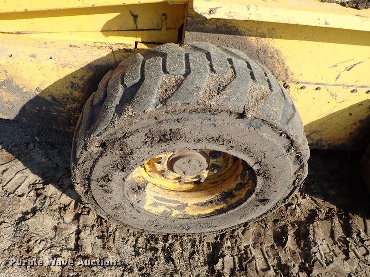 image for item FN9764 2001 New Holland LS180 skid steer