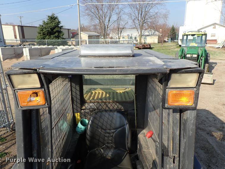 image for item FN9764 2001 New Holland LS180 skid steer