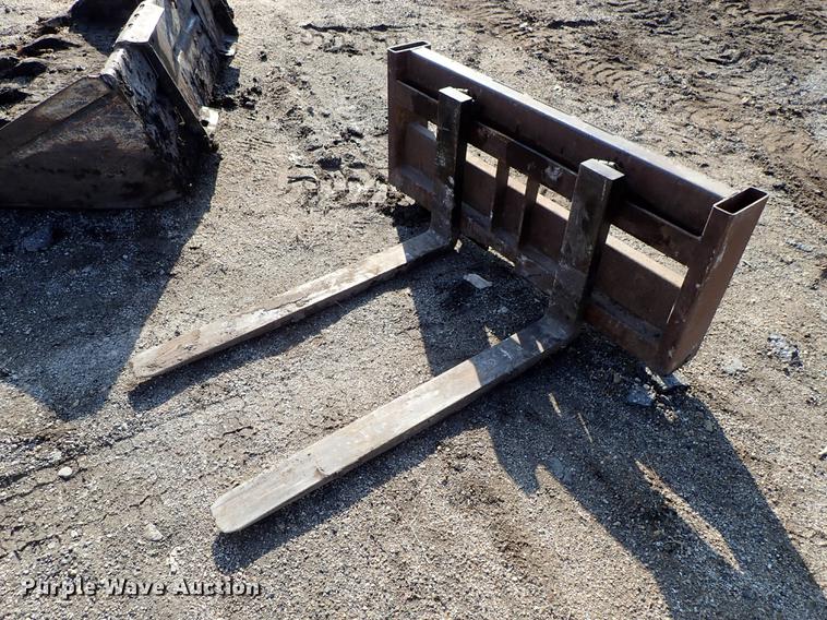 image for item FN9764 2001 New Holland LS180 skid steer