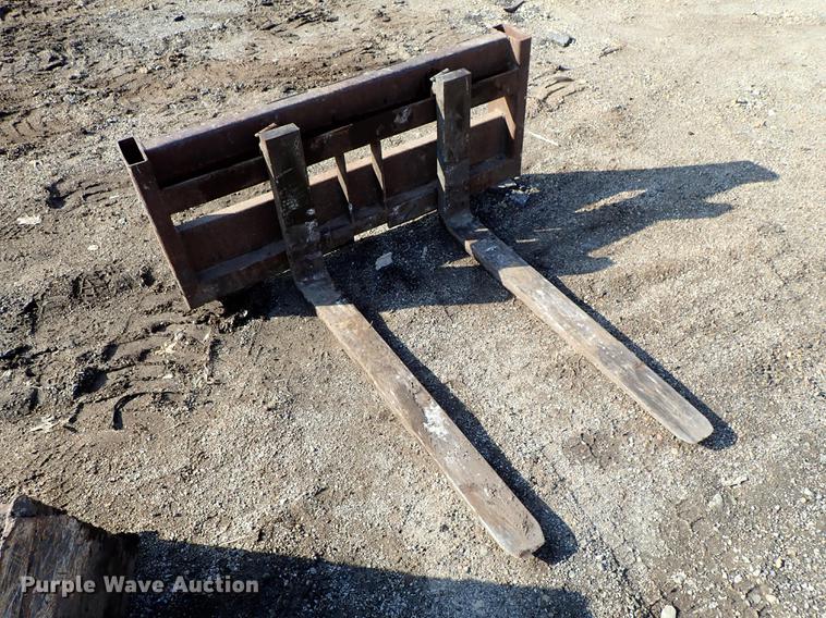 image for item FN9764 2001 New Holland LS180 skid steer