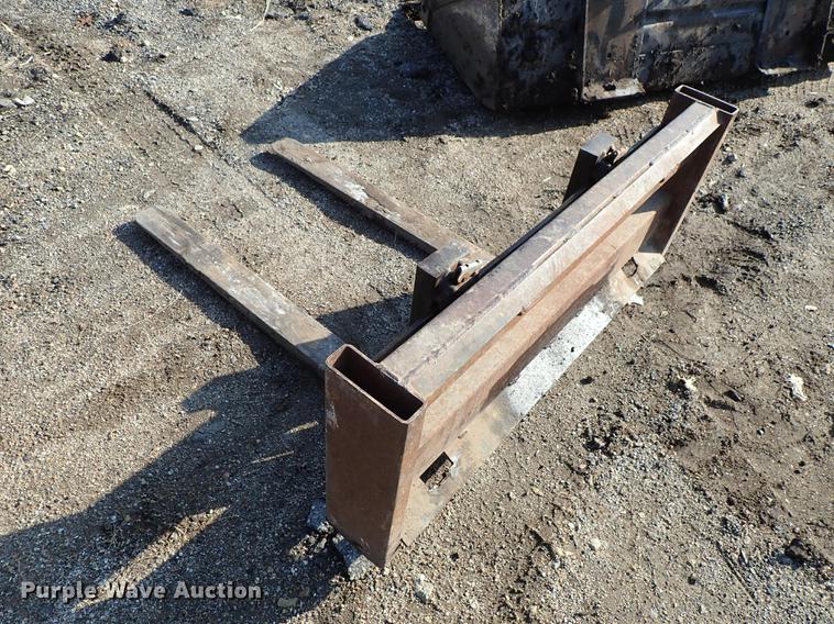 image for item FN9764 2001 New Holland LS180 skid steer