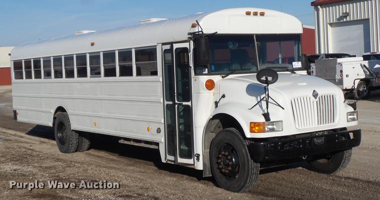 image for item L5736 2001 International 3800 school bus