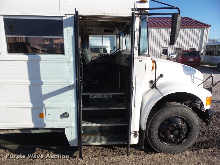 image for item L5736 2001 International 3800 school bus