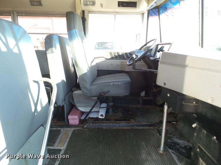 image for item L5736 2001 International 3800 school bus