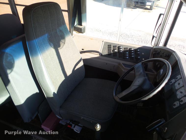 image for item L5736 2001 International 3800 school bus