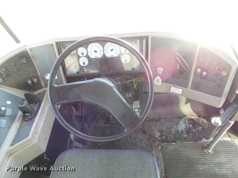 image for item L5736 2001 International 3800 school bus