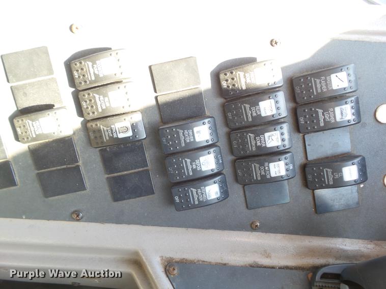 image for item L5736 2001 International 3800 school bus