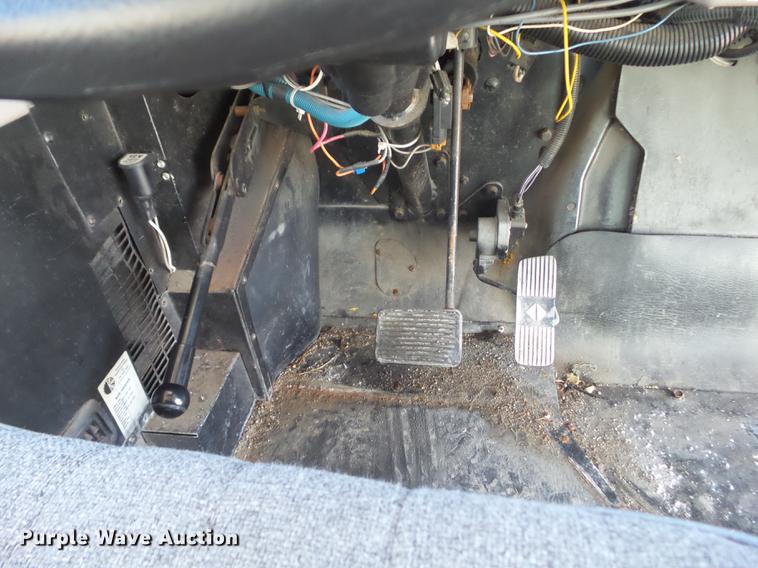 image for item L5736 2001 International 3800 school bus