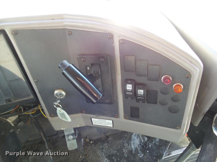 image for item L5736 2001 International 3800 school bus