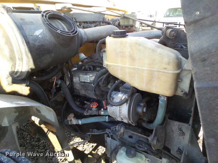 image for item L5736 2001 International 3800 school bus