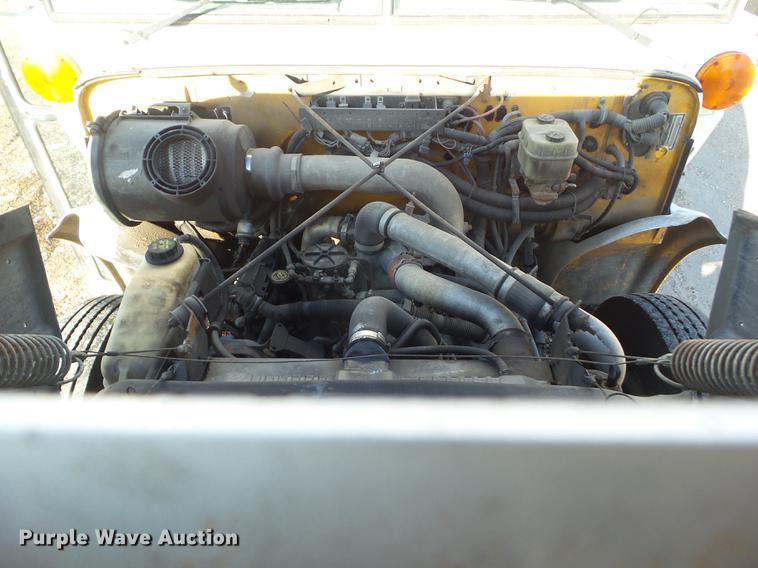 image for item L5736 2001 International 3800 school bus