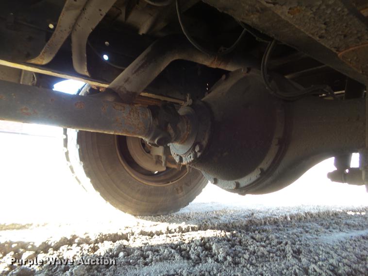 image for item L5736 2001 International 3800 school bus