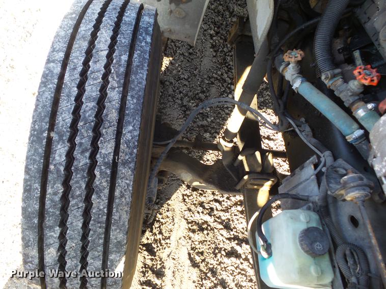 image for item L5736 2001 International 3800 school bus