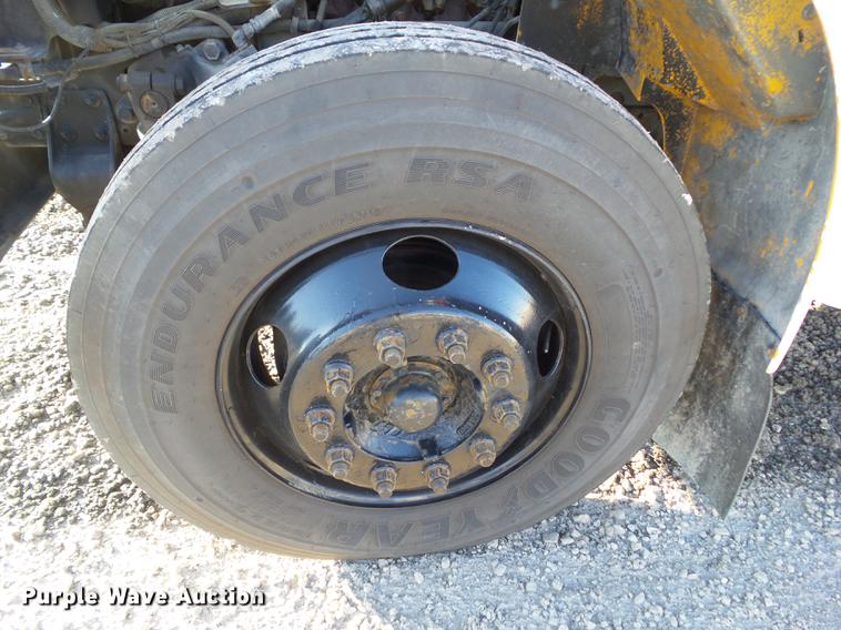 image for item L5736 2001 International 3800 school bus