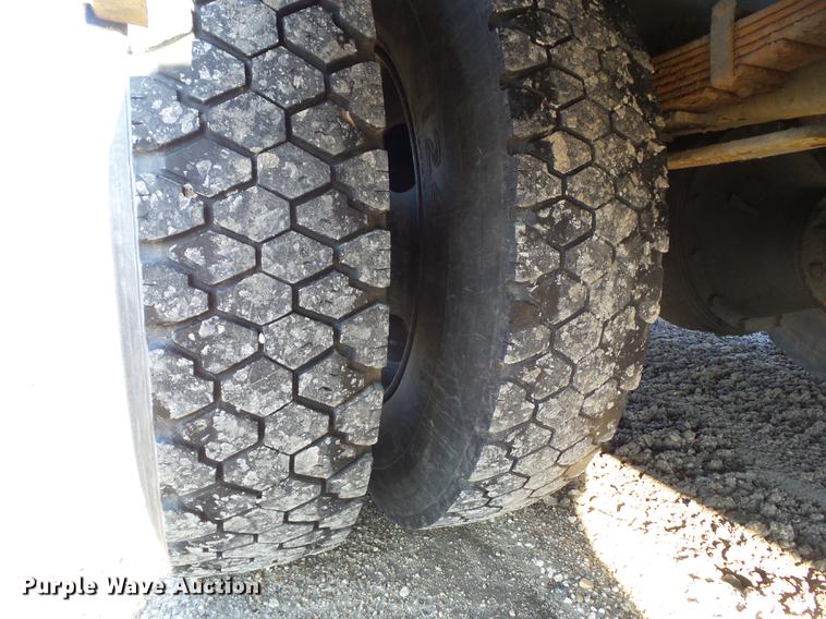 image for item L5736 2001 International 3800 school bus