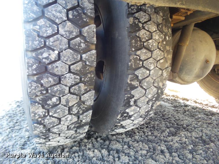 image for item L5736 2001 International 3800 school bus