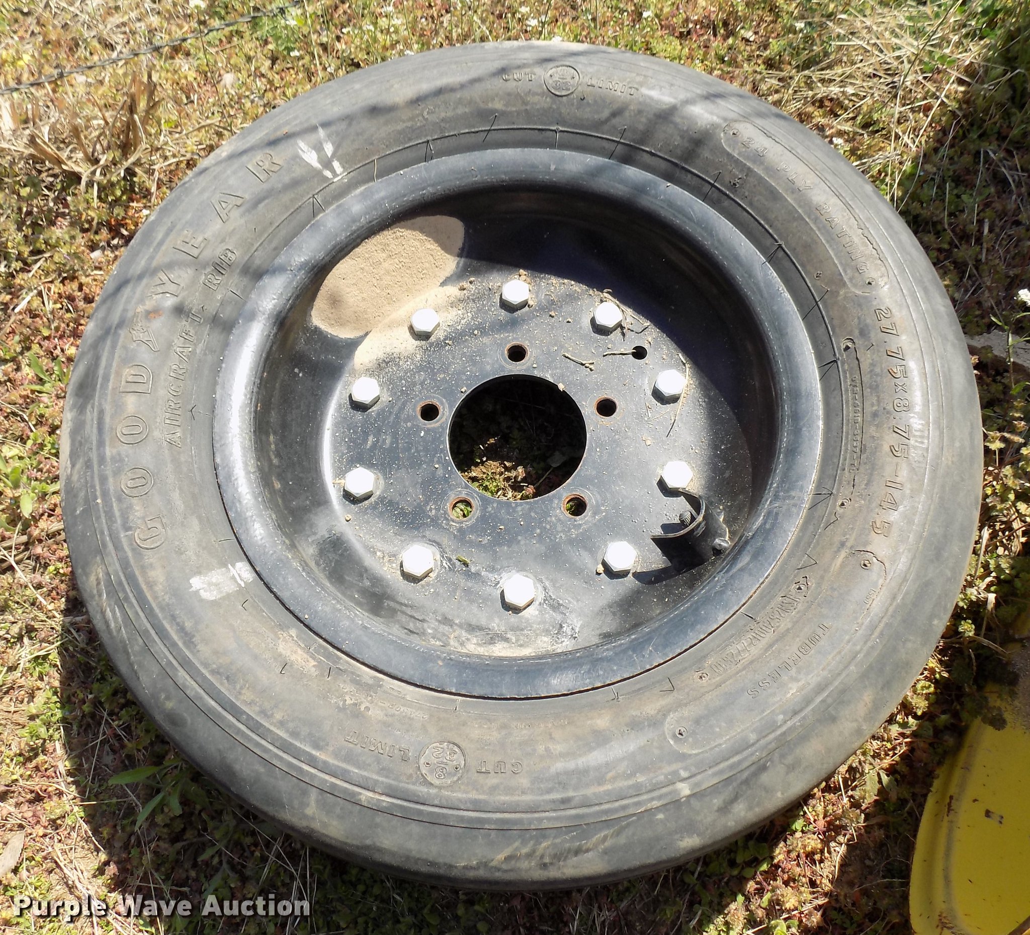 (2) 27.75x8.7514.5 airplane tires and wheels in Meeker, OK Item