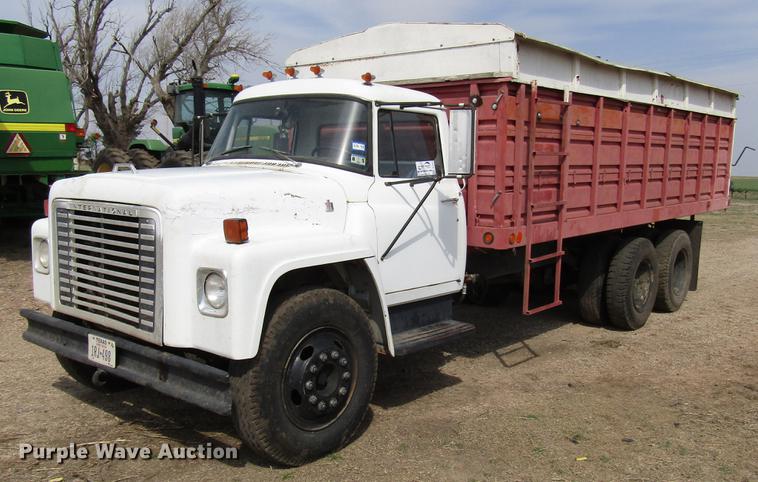image for item DF7912 1975 International 1700 grain truck